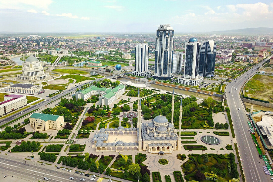 Rusya'nın güneyinde yer alan Çeçen Cumhuriyeti'nin başkenti Grozni, Kuzey Kafkasya'nın önemli şehirlerinden biridir.