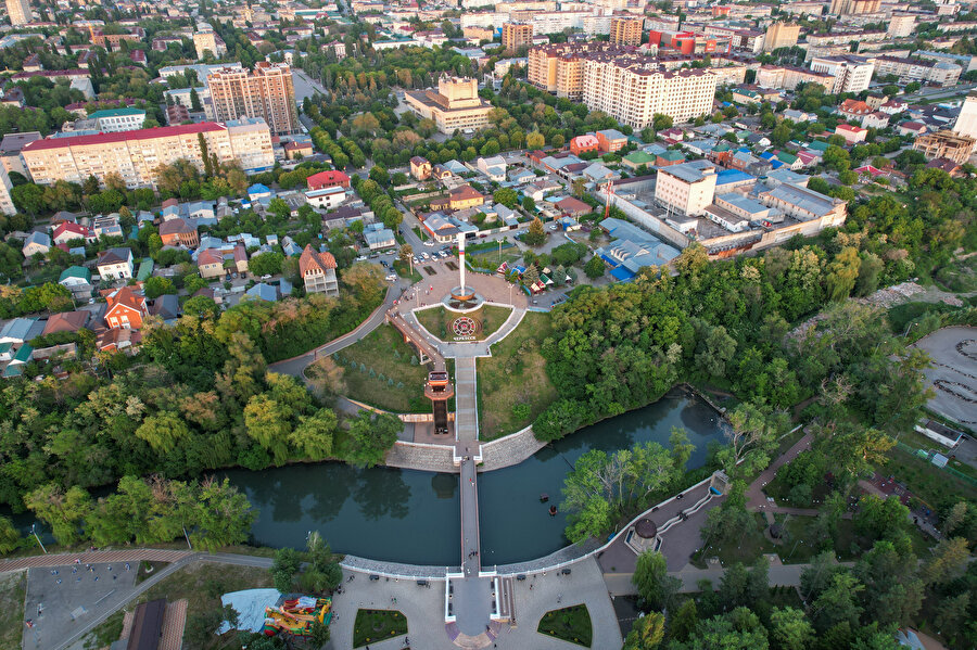 Savaşı kazananın değil de mağlup olanın isminin verildiği nadir bir örnektir Batalpaşinsk (Çerkessk) şehri.