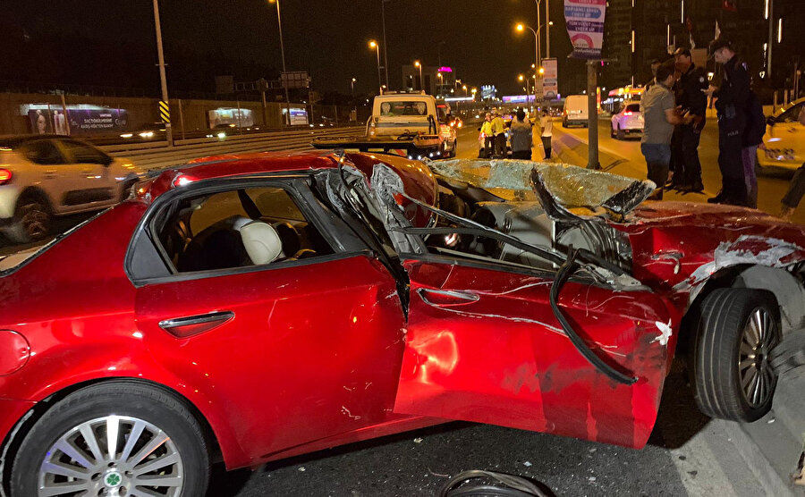 Bakırköy'de otomobil kamyonete çarptı: Bir yaralı