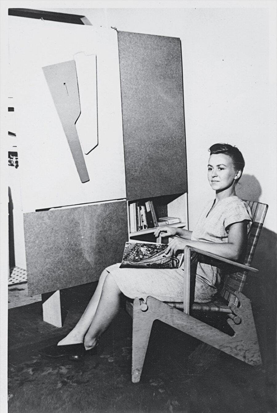 Anne Tyng, 1945 yılında mobilya tasarımlarını incelerken. 