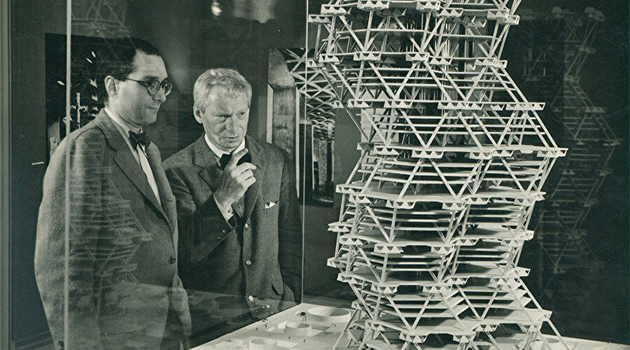 Kahn, Center City için önerilen ancak inşa edilmemiş City Tower'ın modelini inceliyor. 