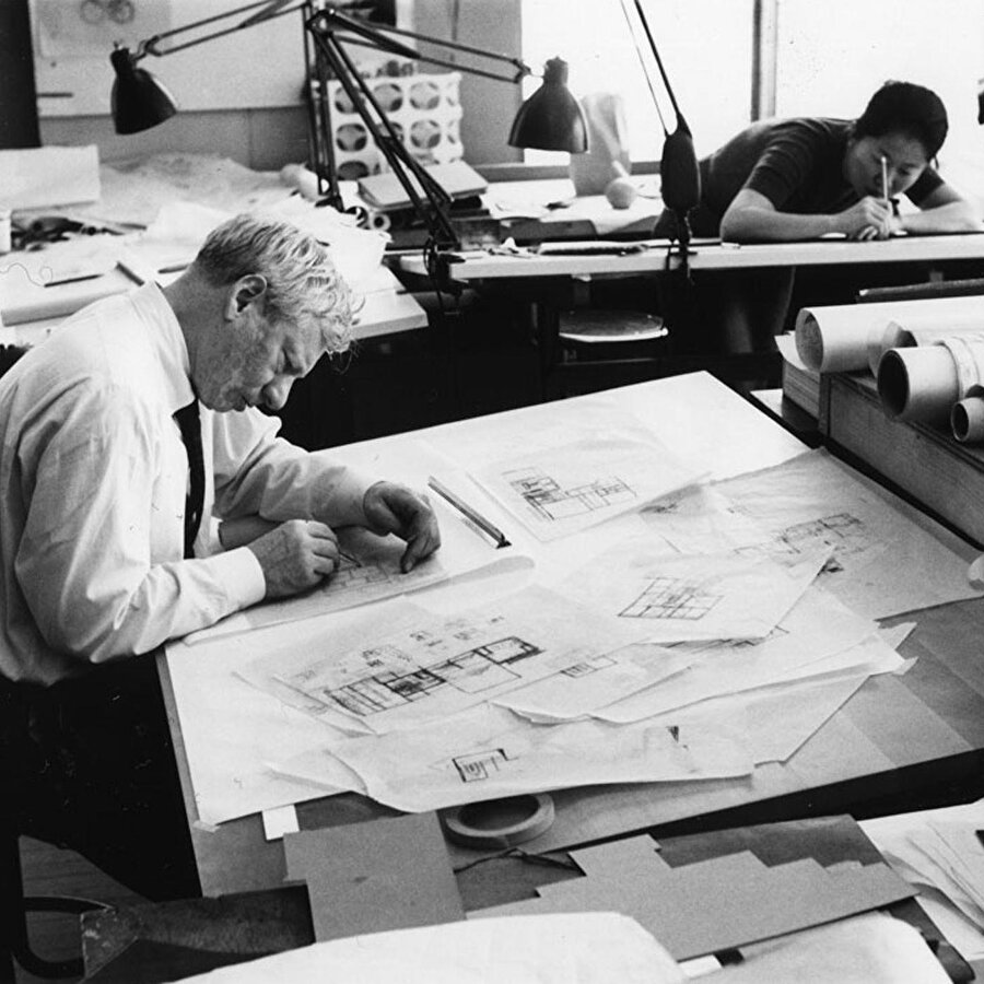 Louis Kahn, ofisinde çalışırken. 