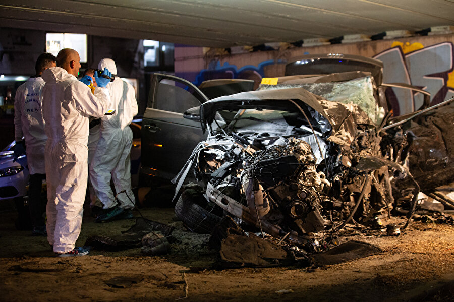 İstanbul'da köprü duvarına çarpan otomobil paramparça oldu: 4 kişi öldü
