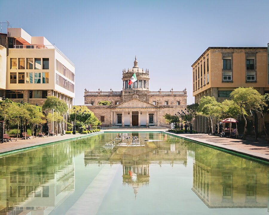 Hospicio Cabañas (Museo Cabañas): Meksika'nın Jalisco Eyaletinin Guadalajara kentindeki bir Dünya Mirası olan Hospicio Cabañas, Amerika kıtasının en eski ve en büyük hastane komplekslerinden biridir.