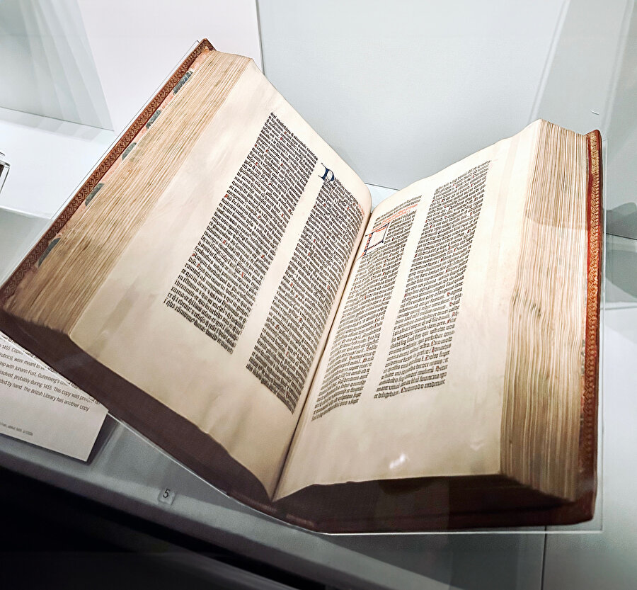 İlk incunabula kitap: Gutenberg İncili. Dünya üzerindeki en kıymetli birkaç kitaptan biri. 180 adet basıldığı tahmin edilmektedir. Günümüze 48 tanesi ulaşmıştır. Bunların ise yalnızca 20’si eksiksizdir. Fotoğraftaki British Library’deki bulunan nüsha.