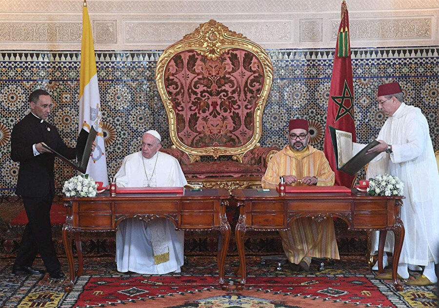 2019'daki Fas ziyareti sırasında Papa Francis ve Fas Kralı VI. Muhammed, Rabat'taki Kraliyet sarayında imza töreninde.