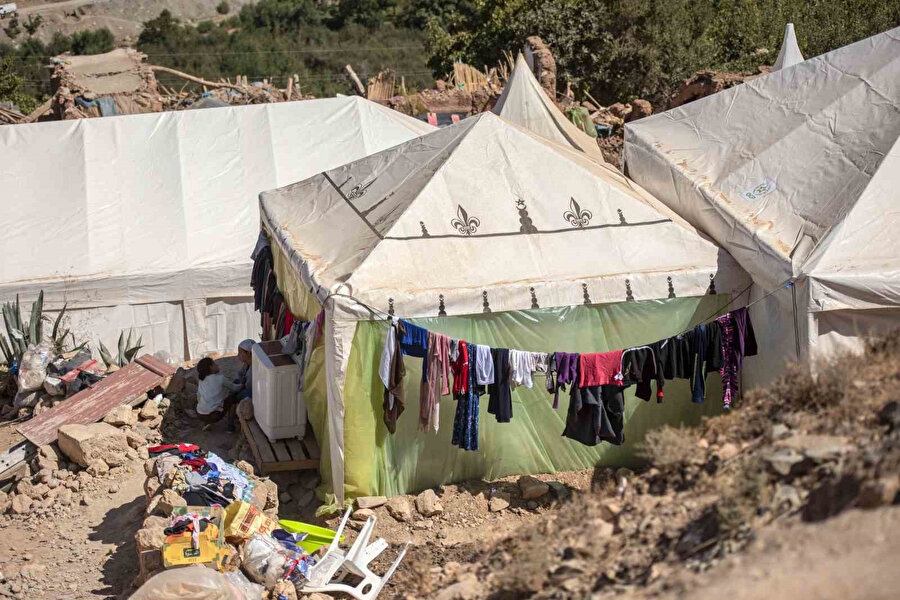 Fas'ta büyük yıkıma yol açan depremin ardından çadırlara yerleştirilen afetzedeler yaklaşan kışın endişesini taşıyor.