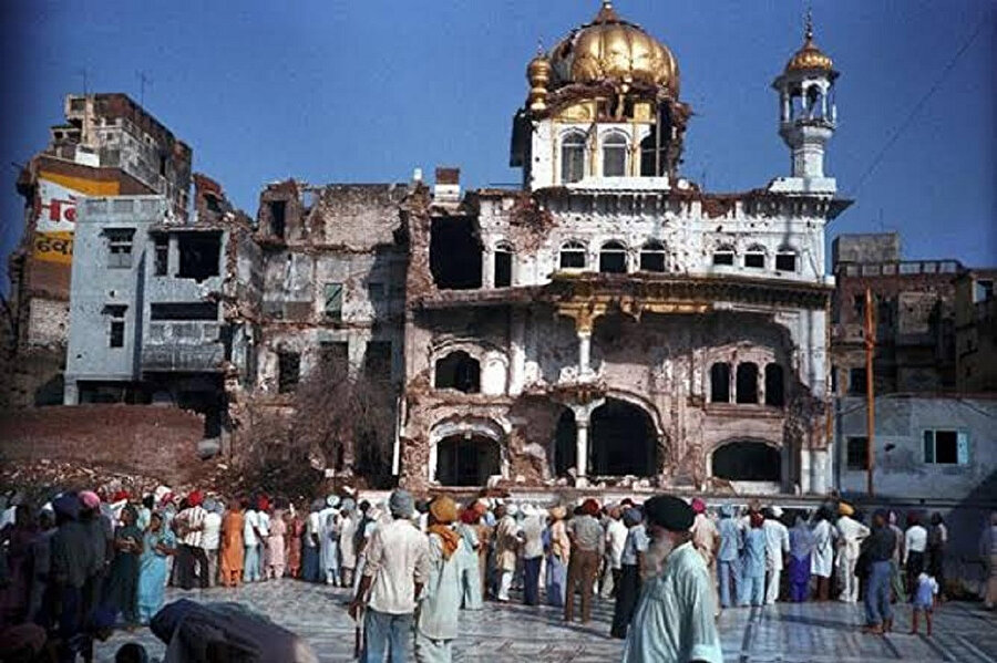 Hindistan'ın Pencap eyaletinin en büyük şehri ve Sihlerin dinî merkezi olan Amritsar’da bulunan Altın Tapınak, 1984'te Hindistan askerî birliklerinin operasyon düzenlemesi sonucunda yüzlerce Sih ve Hint askerinin ölümüne sahne olmuştu.