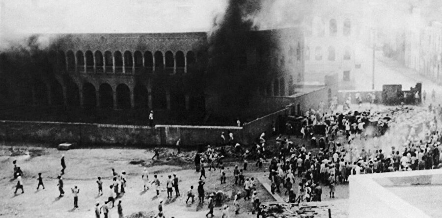 1947'de Birleşmiş Milletler'de yapılan paylaşım planı oylamasının ardından Aden’de ateşe verilen bir Yahudi okulu.