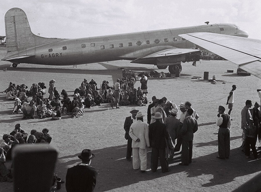 Aden Havaalanı’ndaki Yemenli Yahudiler uçaklarının kalkmasını beklerken.