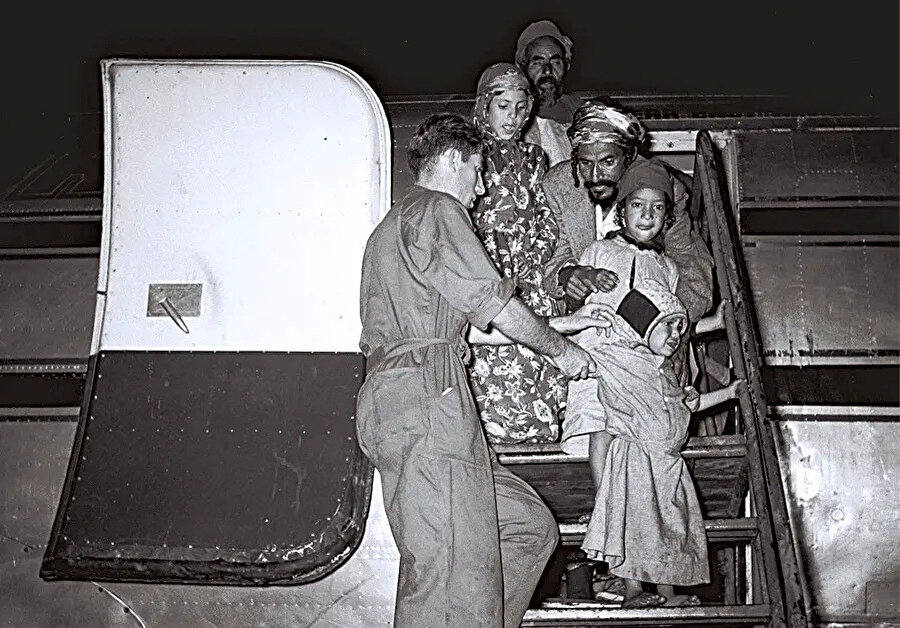 Yemen'den gelen Yahudi göçmenlerden oluşan bir aile, Lod Havaalanı’na inerken, 17 Kasım 1949.