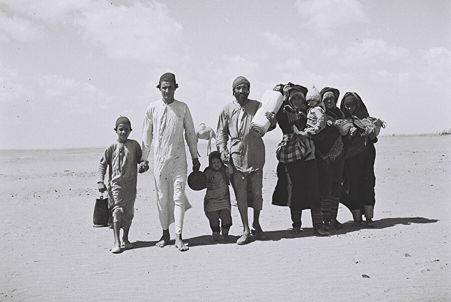Yemenli Yahudi bir aile, İsrail’e gitmek üzere çölde yürüyerek Aden yakınlarında kamplara gidiyor.