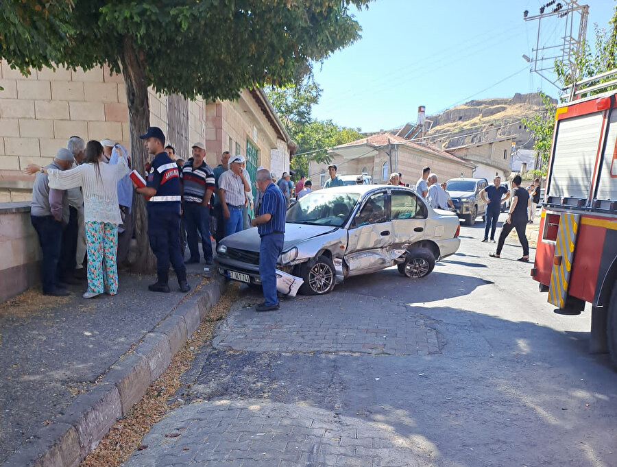 Minibüs, park halindeki 6 araç ve yayalara çarptı: Bir ölü