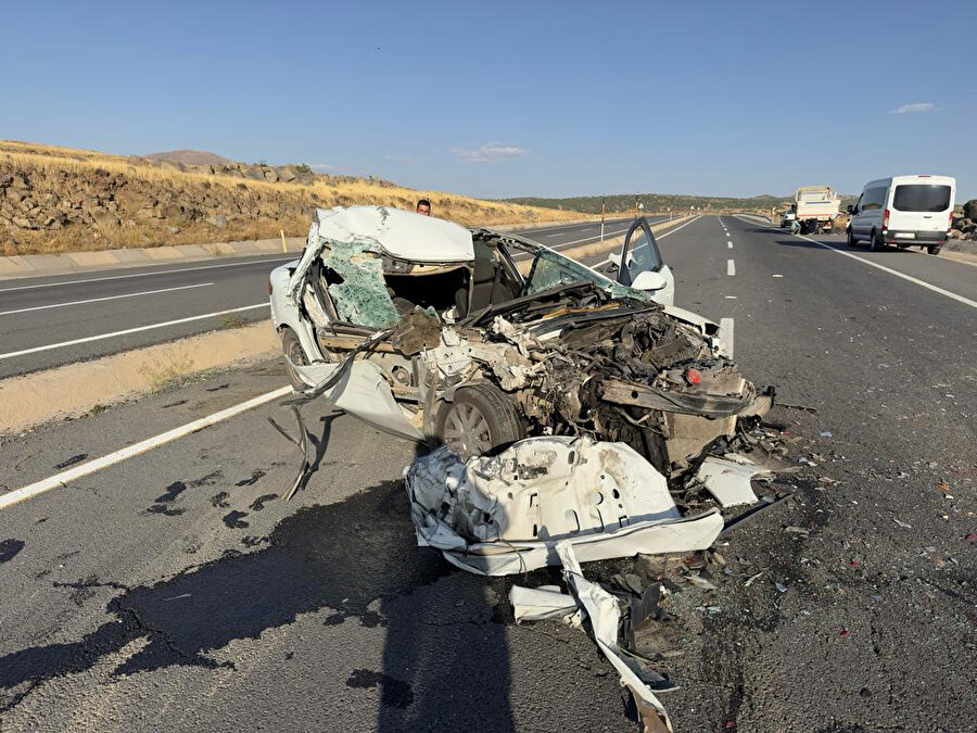 Elazığ’da otomobil kamyonete arkadan çarptı: İki ölü