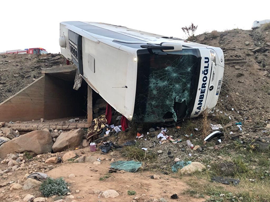 Erzurum'da yolcu otobüsü şarampole devrildi: Üç ölü, 22 yaralı