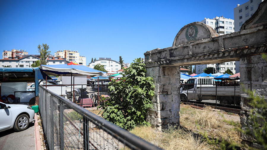 Milli Mücadele'ye tanıklık eden kapı pazarın ortasında kaldı