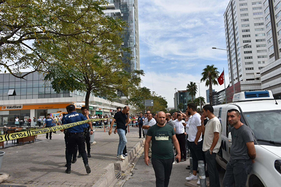 İzmir Adliyesi önünde çatışma: Bir kişi öldü, üç kişi yaralandı