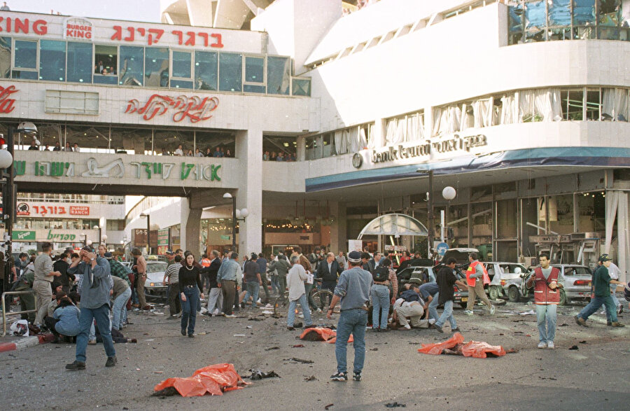 Mossad'ın Hâlid Meşal'e suikast girişimi, Hamas'ın Kudüs ve Tel Aviv'de gerçekleştirdiği bir dizi canlı bomba girişiminin ardından geldi.