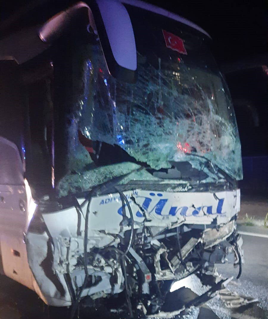 Kayseri'de otomobil ile yolcu otobüsü çarpıştı: İki ölü, 20 yaralı