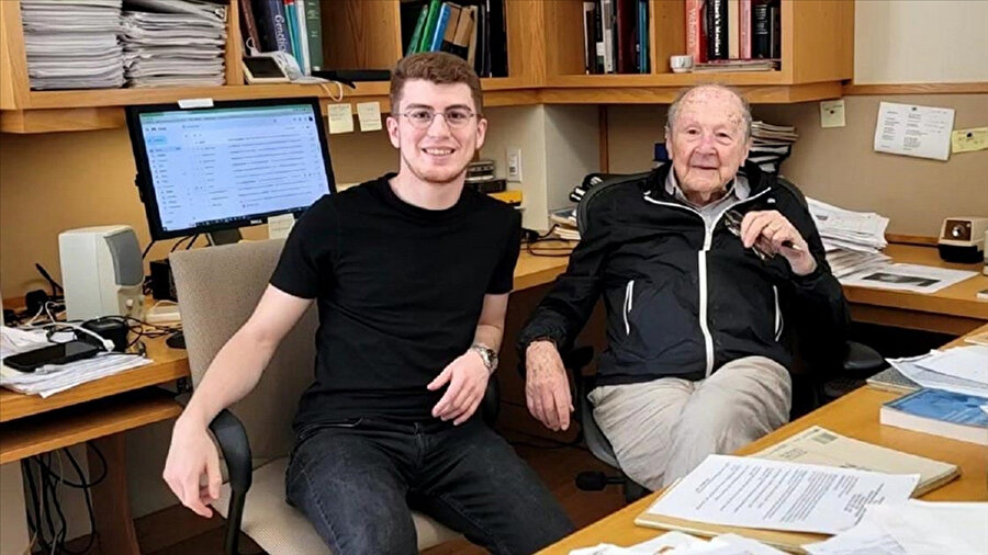 Furkan Öztürk ve Matthew Meselson.