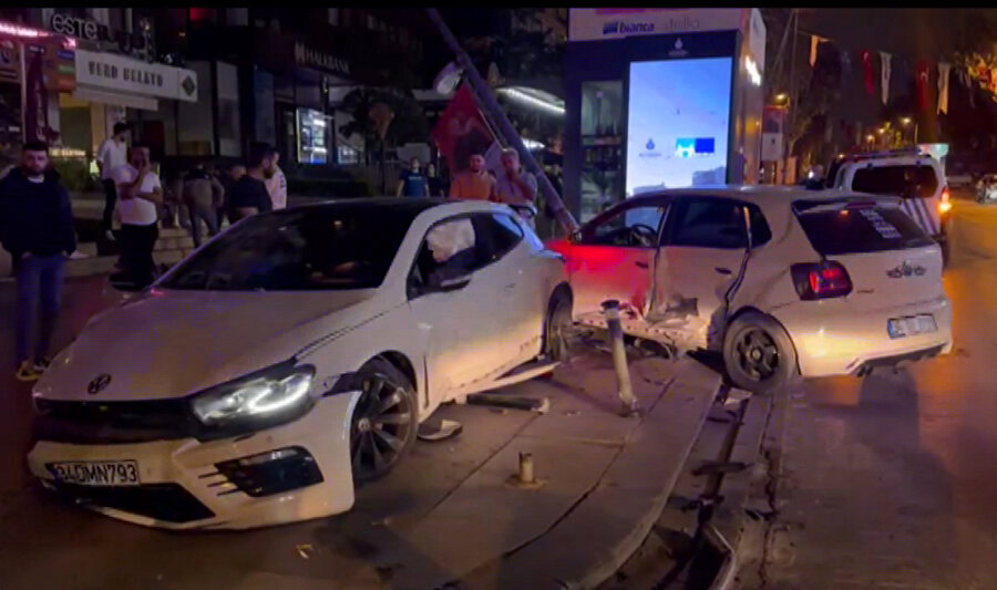 Aynı yönde giden 2 otomobil çarpıştı: 3 yaralı