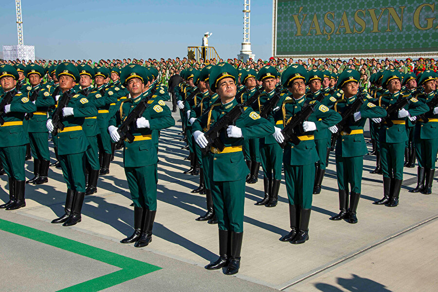 Türkmenistan'ın millî bayramı kabul edilen 27 Eylül Bağımsızlık Günü dolayısıyla ülke genelinde resmî törenler, millî marşın okunması, halk dansları ve müzik gösterileri, spor etkinlikleri, sergiler gibi etkinlikler düzenleniyor.