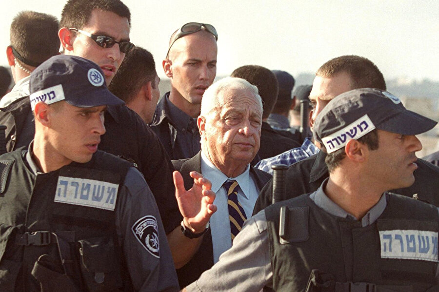 Dönemin İsrailli muhalefet lideri Ariel Şaron'un 28 Eylül 2000'de İsrail askerlerinin koruması altında Mescid-i Aksâ'nın avlusunda dolaşması İkinci İntifada'nın fitilini ateşlemiş ve ardından çok sayıda Filistinlinin ölümüne neden olan çatışmalar yaşanmıştı.