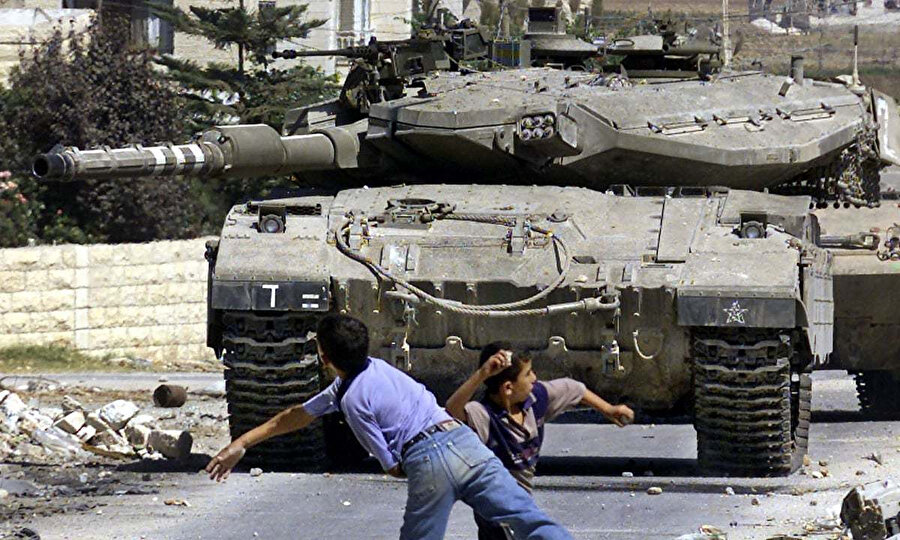Filistinlilerin işgale karşı isyanı anlamına gelen İntifada'nın başlamasının ardından İsrail güçleri, Filistinli göstericilere karşı tanklarını kullanmıştı.