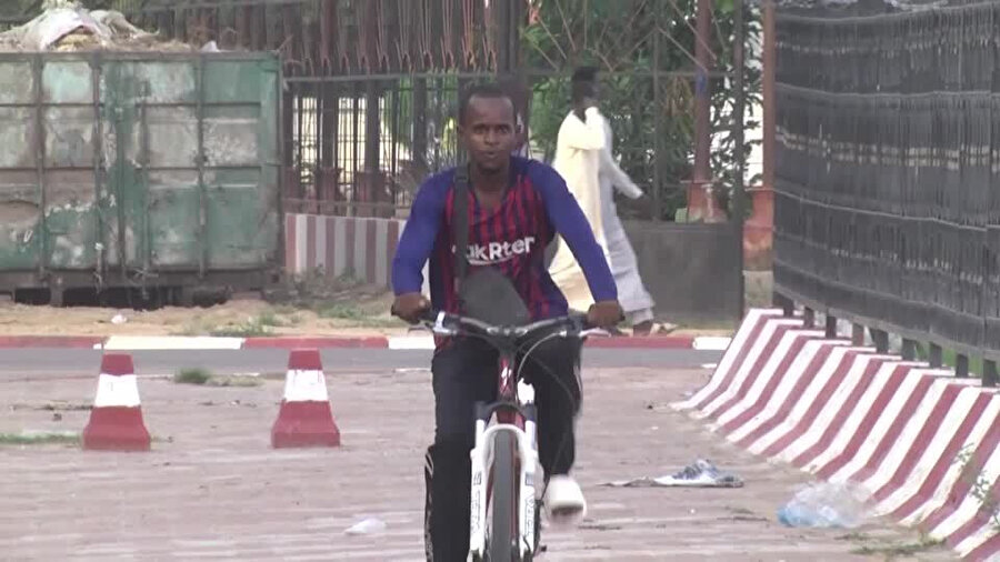 Mamadou, ikinci el bisikletinin üstünde...