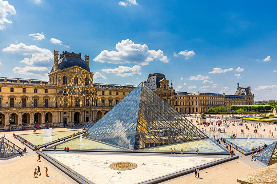Louvre Müzesi.