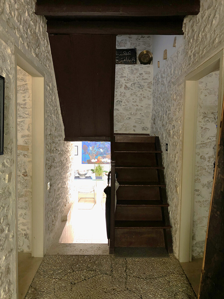 Bodrum Mimarlık Kitaplığı, giriş koridoru ve üst kata çıkan ahşap merdiven. Fotoğraf: Uluç Algan 