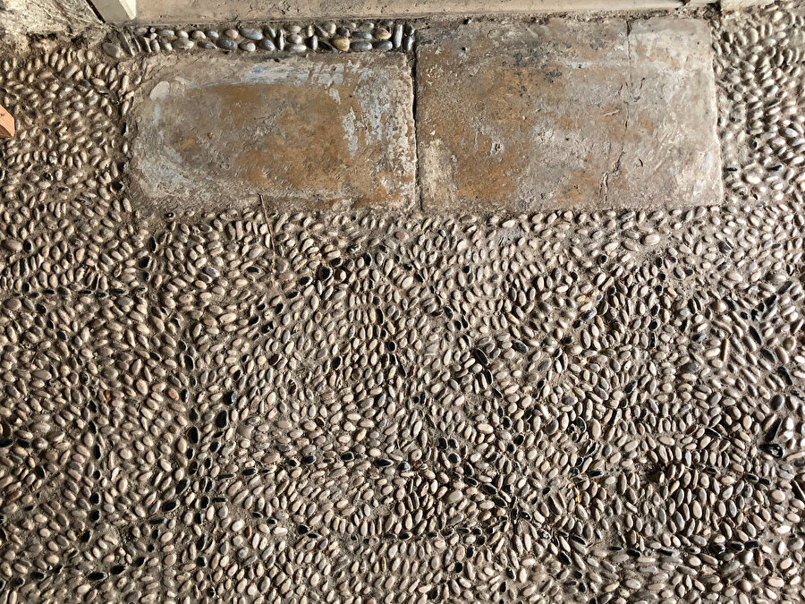 Bodrum Mimarlık Kitaplığı, restorasyon sırasında ortaya çıkarılan, girişte yer alan özgün taş zemin dokusu. Fotoğraf: Uluç Algan 