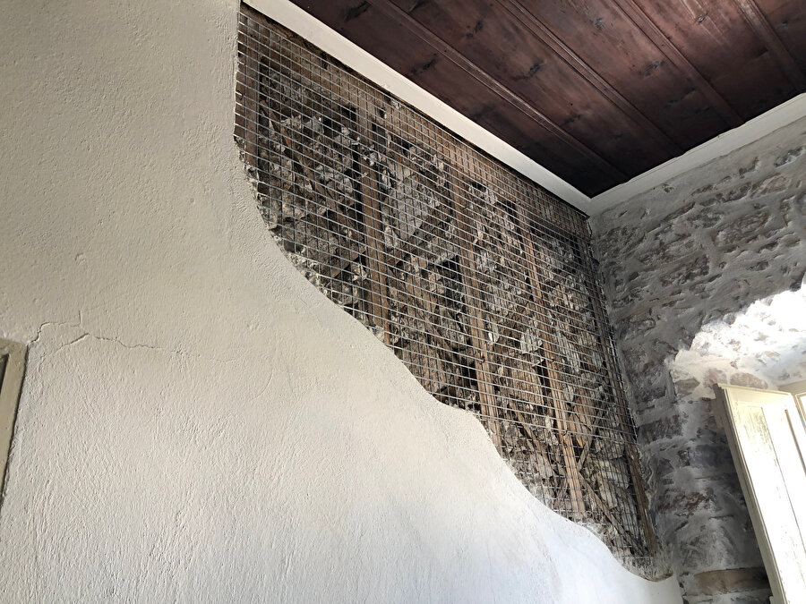 Bodrum Mimarlık Kitaplığı, özgün taş duvar dokusuna ait bir kesit. Fotoğraf: Uluç Algan 