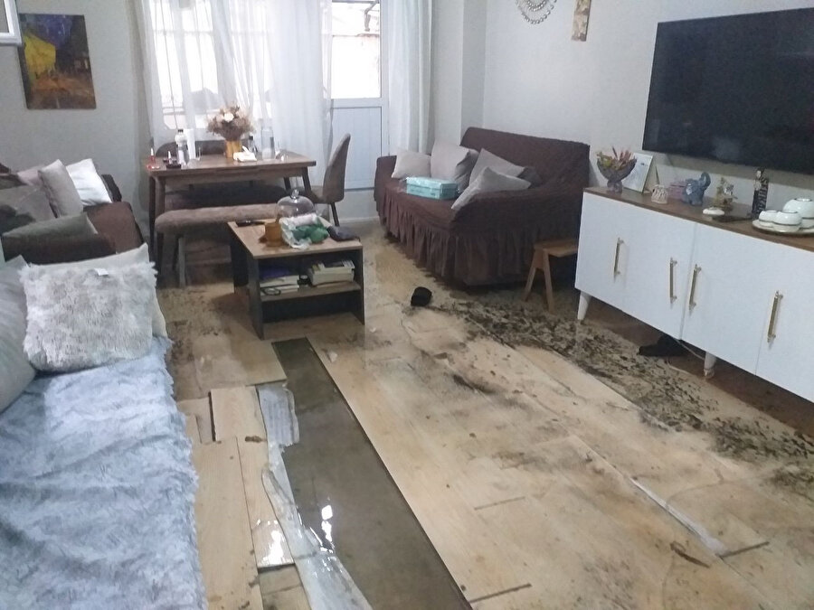 Sancaktepe'de rögarın taştı:  4 daireyi su bastı