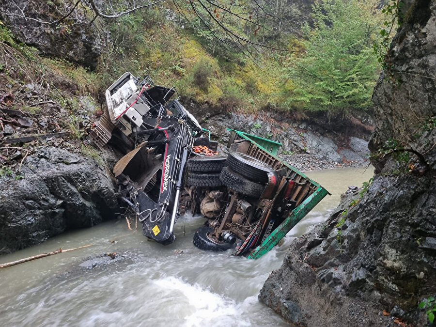 Düzce'de kamyon dereye yuvarlandı: 1 ölü,1 yaralı
