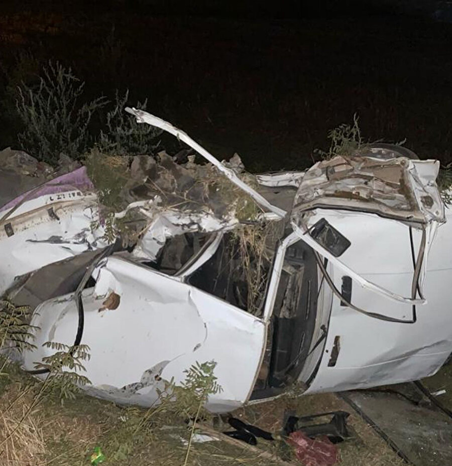 Yol kenarına çekilen otomobile TIR çarptı: 2'si çocuk 6 yaralı