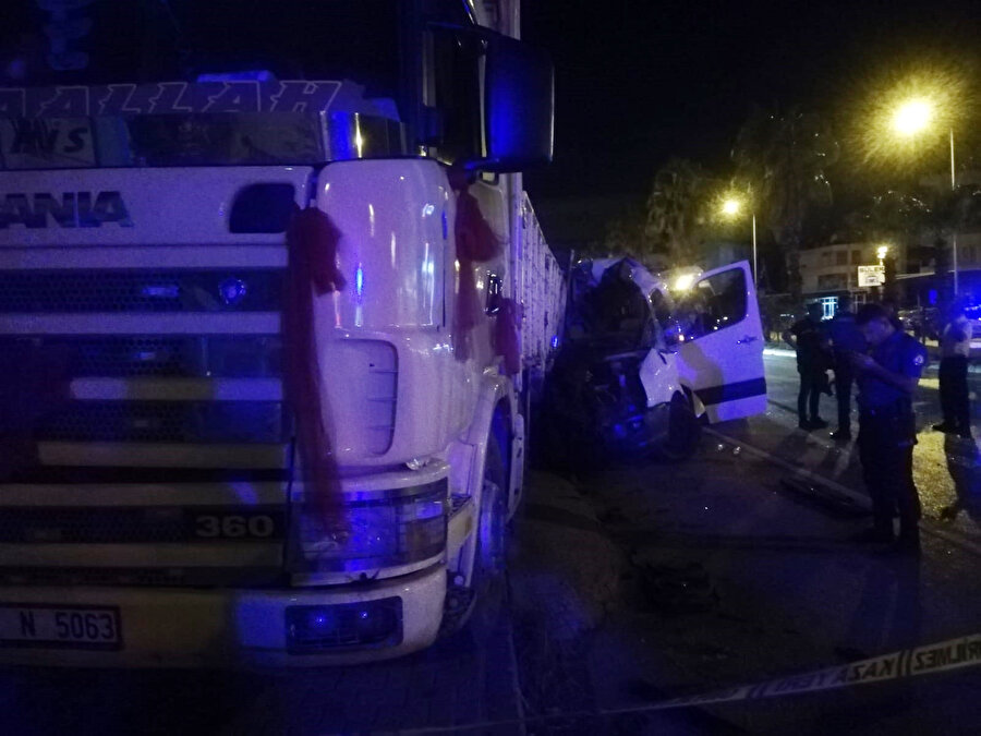 Antalya'da tur minibüsü kamyona çarptı: 1 ölü, 11 yaralı
