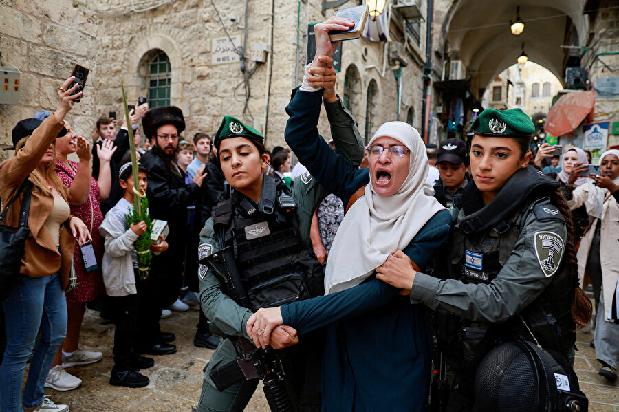 İsrail sınır polisi, Yahudilerin Sukot bayramı sırasında Kudüs'ün Eski Şehir bölgesinde Filistinli bir protestocuyu gözaltına aldı.
