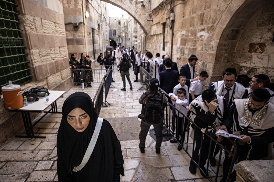 Yahudiler, Ağlama Duvarı'nın önünde ayin yaptıktan sonra İsrail polisi eşliğinde Eski Şehir bölgesinin sokaklarını gezdi.