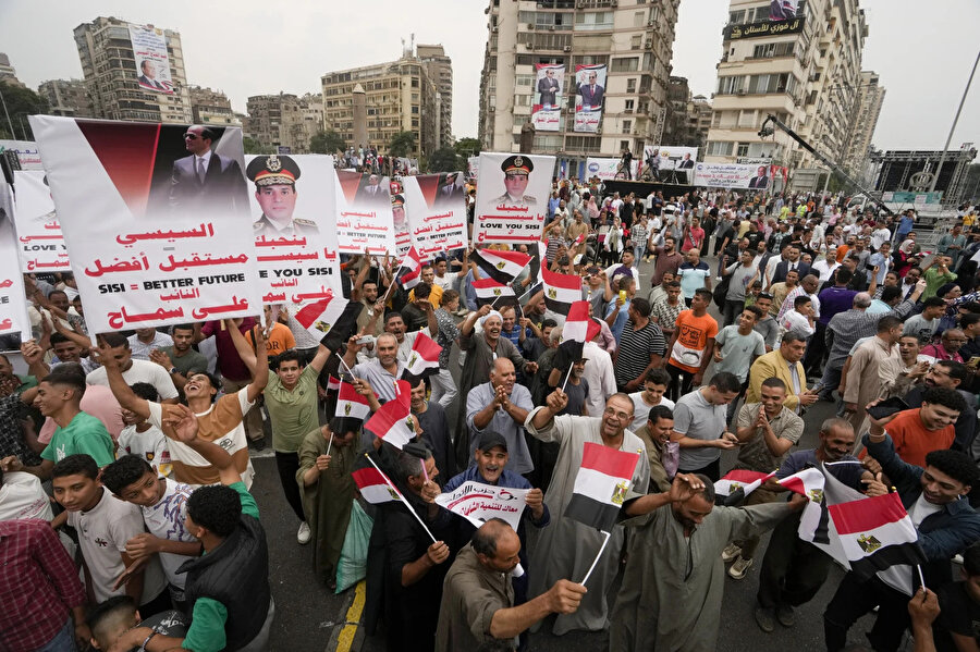 İlk kez 2014 yılında seçilen eski ordu generali Abdülfettah es-Sisi'nin cumhurbaşkanı adaylığını desteklemek için binlerce bayrak sallayan destekçi sokaklara çıktı, ülke genelinde meydanlarda seferber oldu.