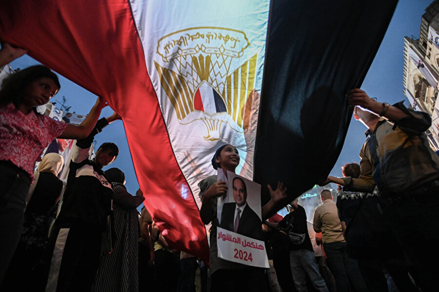 Seçimi kazanması durumunda es-Sisi, üçüncü dönemi 2030'da sona erdiğinde 16 yıl görevde kalmış olacak.