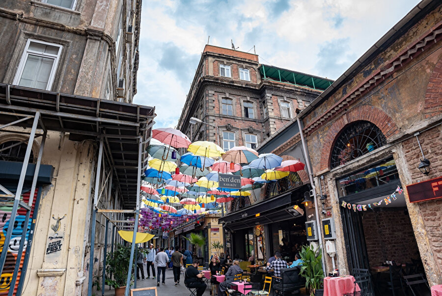 Sait Faik “İstanbul’un iki farklı yakasını bir araya getiren” yer diye tanımlıyor Karaköy’ü.
