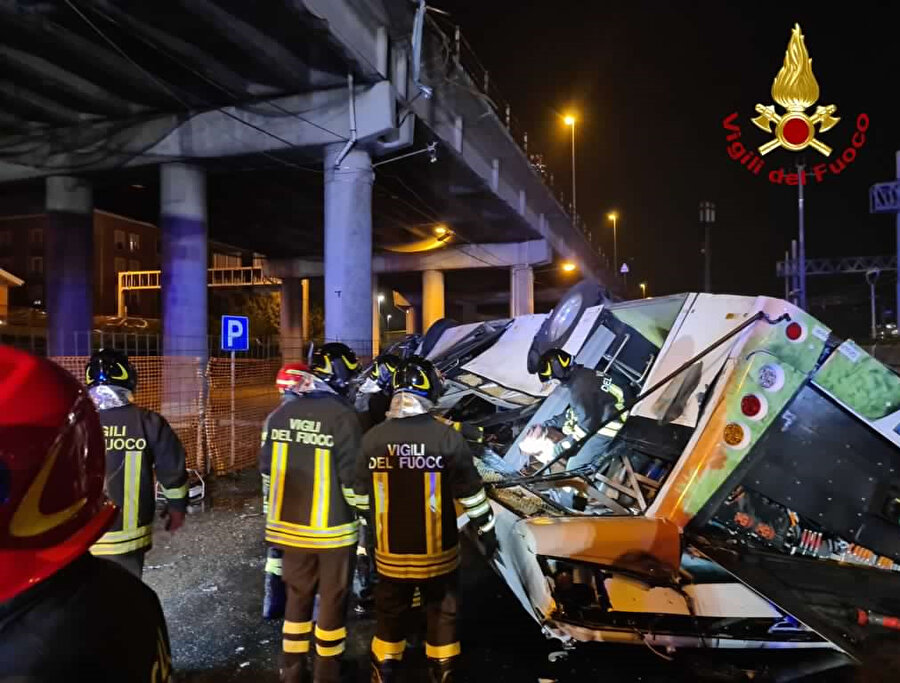 İtalya'da otobüs üst geçitten düştü: 21 ölü