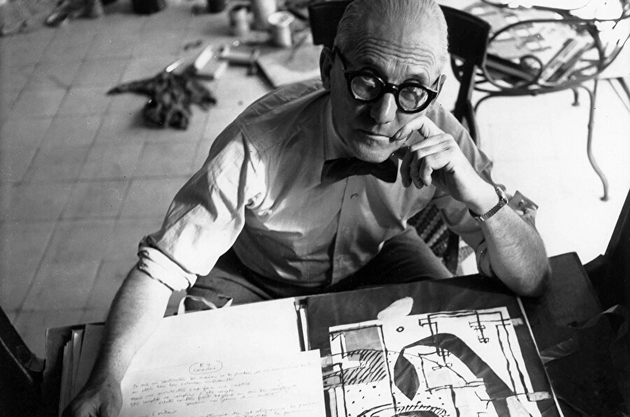 Corbusier tasarımlarında, minimum etki ile oluşturulmuş basit çizgileri ve yapıları savunur. 