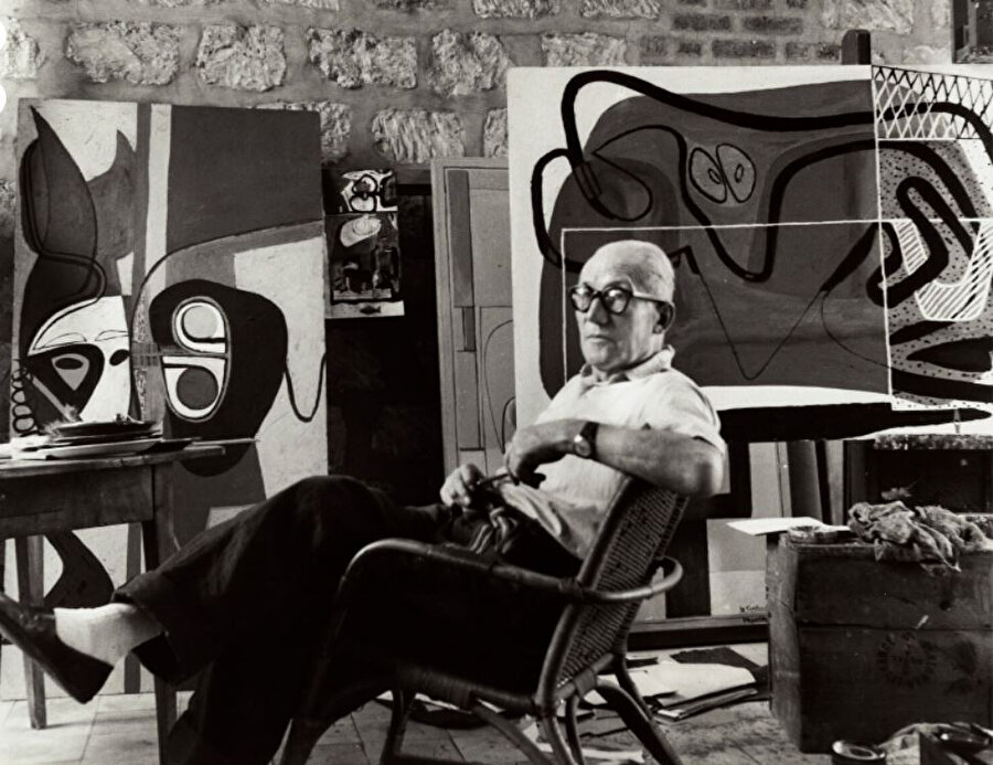 Corbusier, yalın ve işlevsel bir tasarım dili tercih etmiştir