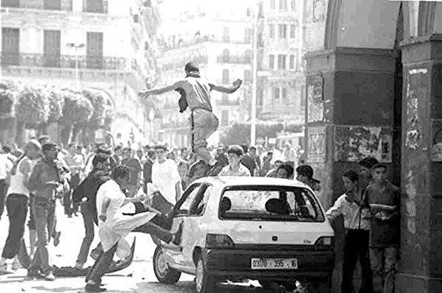 Cezayir’de artan fiyatlar, gençler arasındaki yüksek işsizlik oranı ve hükümetin açıkladığı kemer sıkma tedbirleri, göstericilerin hoşnutsuzluklarını dile getirme arzusunu besledi.