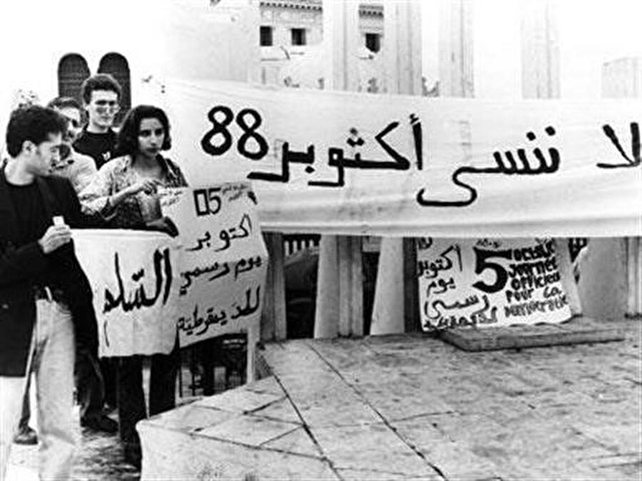 5-11 Ekim ayaklanmaları, dolaylı olarak ülkedeki tek partili sistemin çökmesine ve demokratik reformların başlatılmasına neden oldu, ama aynı zamanda bir istikrarsızlık sarmalına ve giderek daha şiddetli bir siyasî çatışmaya yol açarak sonuçta Cezayir İç Savaşı'nı körükledi.