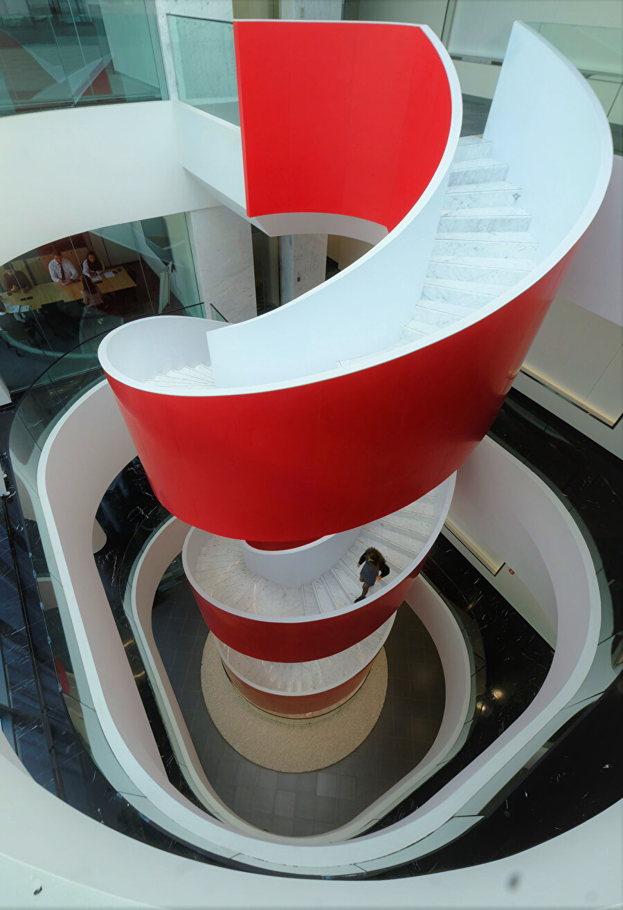Tüm katlara uzanan ve galeri boşluğu ile desteklenen merdiven kırmızı vurgusuyla dikkat çekiyor. 