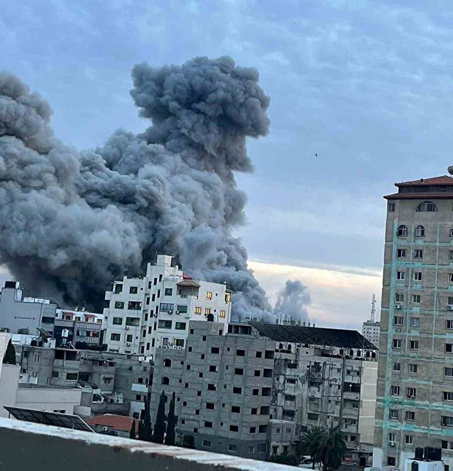 İsrail savaş uçakları tarafından Gazze’nin Rimal Mahallesi’ne düzenlenen hava saldırısında yüzden fazla ailenin yaşadığı 14 katlı bir bina füzelerle vuruldu. 