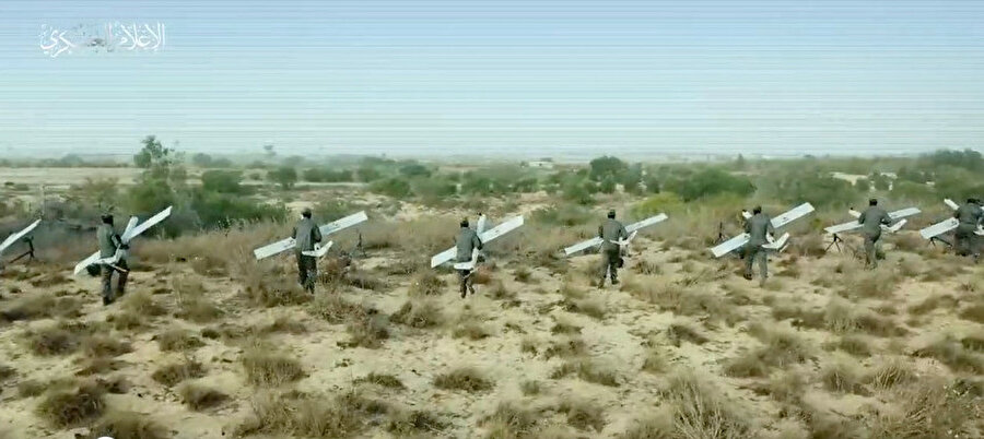 Hamas, cumartesi sabahı İsrail'e düzenlenen sürpriz saldırı sırasında fırlatılan kamikaze drone olarak da bilinen Zevahiri kısa bir videosunu yayınladı.
